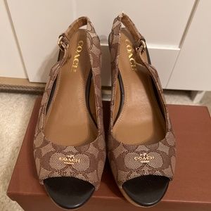 Coach Open toes Ferry Wedge Signature Monogram Tan size 8